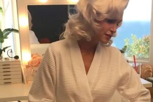 Кроуфорд знялася з волоссям тону платиновий блонд