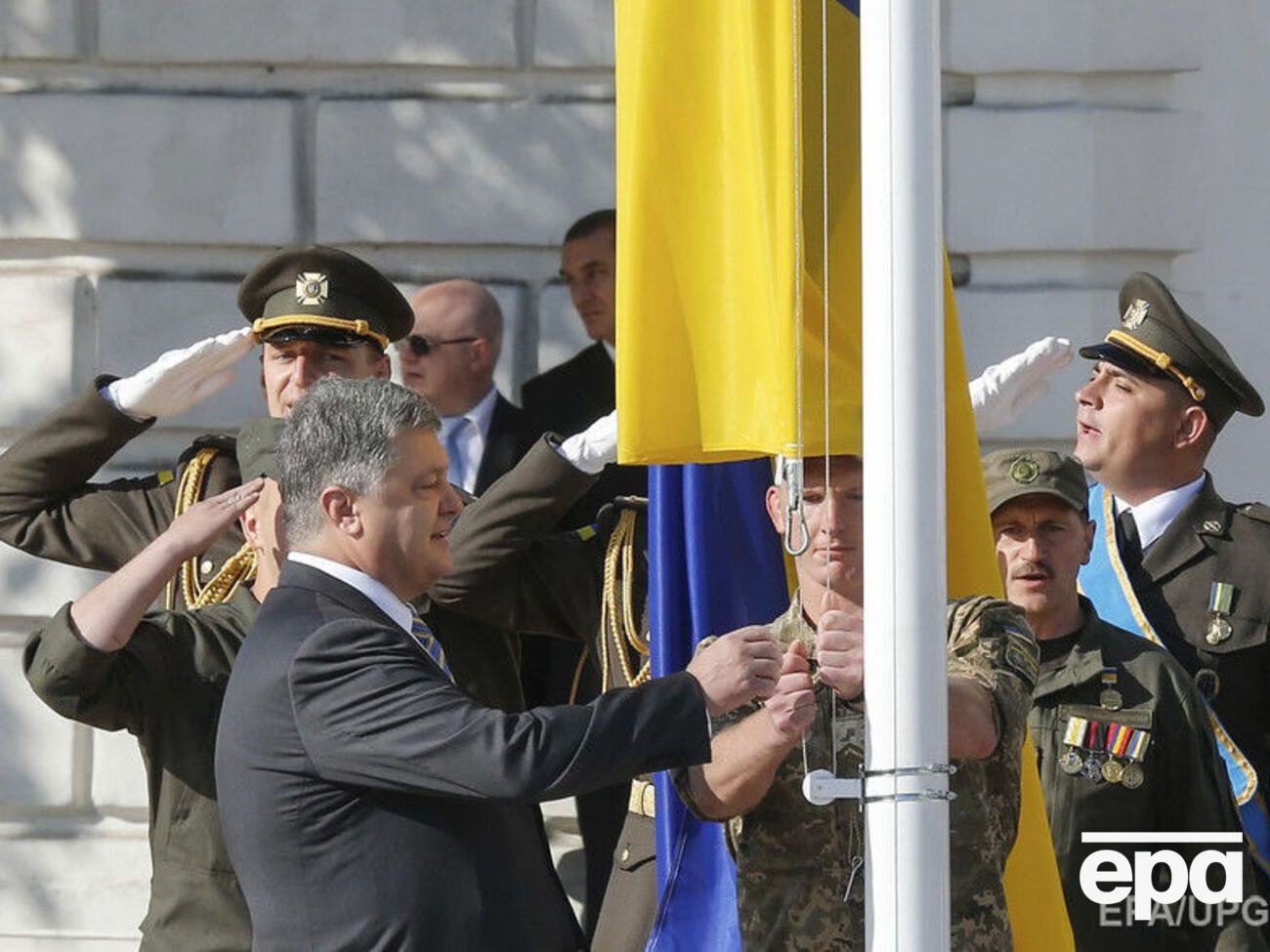 Президент участвовал в церемонии поднятия государственного флага на Софиевской площади