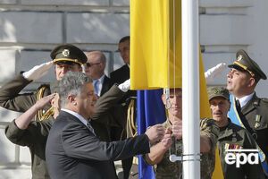 Президент участвовал в церемонии поднятия государственного флага на Софиевской площади