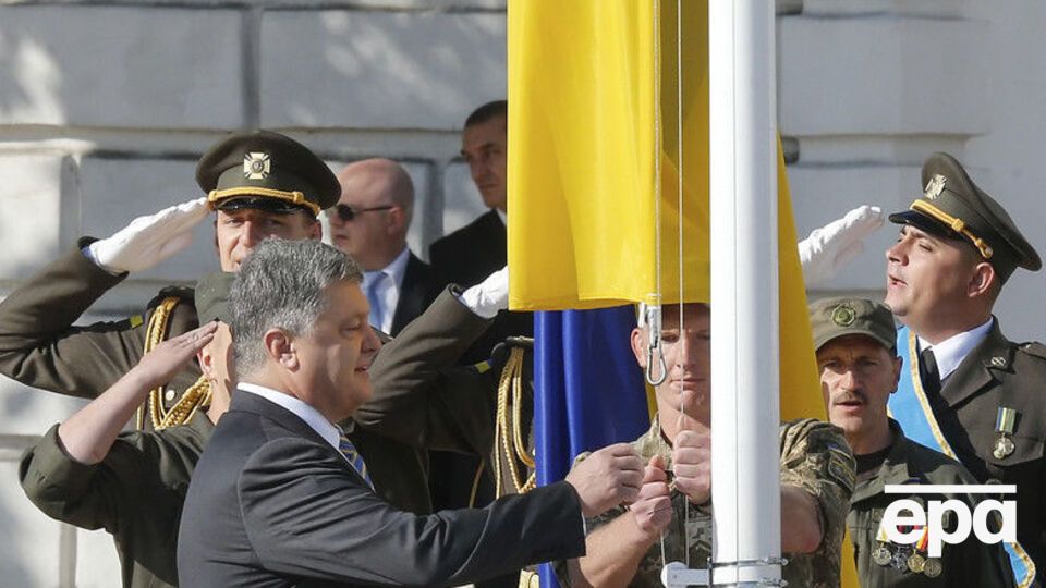 Президент узяв участь у церемонії підняття державного прапора на Софійській площі
