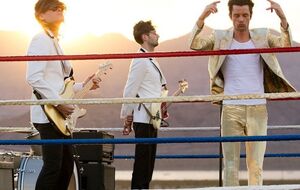 The Killers сыграли на боксерском ринге в пустыне