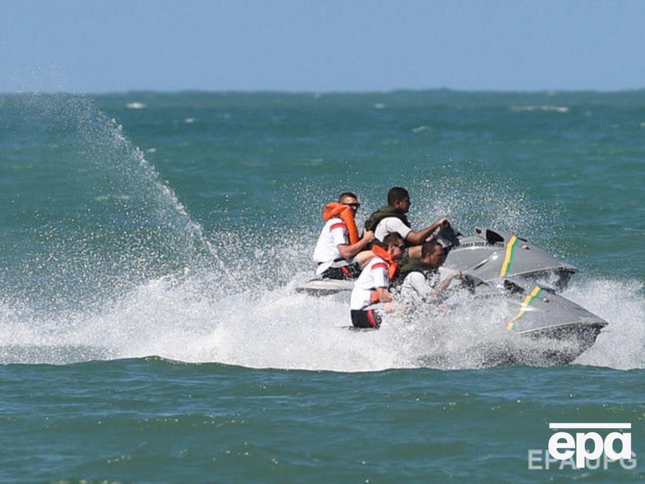 Материал о нелегальных мигрантах британское подразделение&nbsp;Breitbart проиллюстрировало фотографией Лукаса Подольски