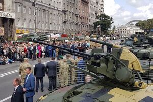 23 августа в День государственного флага Порошенко посетил открытие выставки военной техники в Киеве