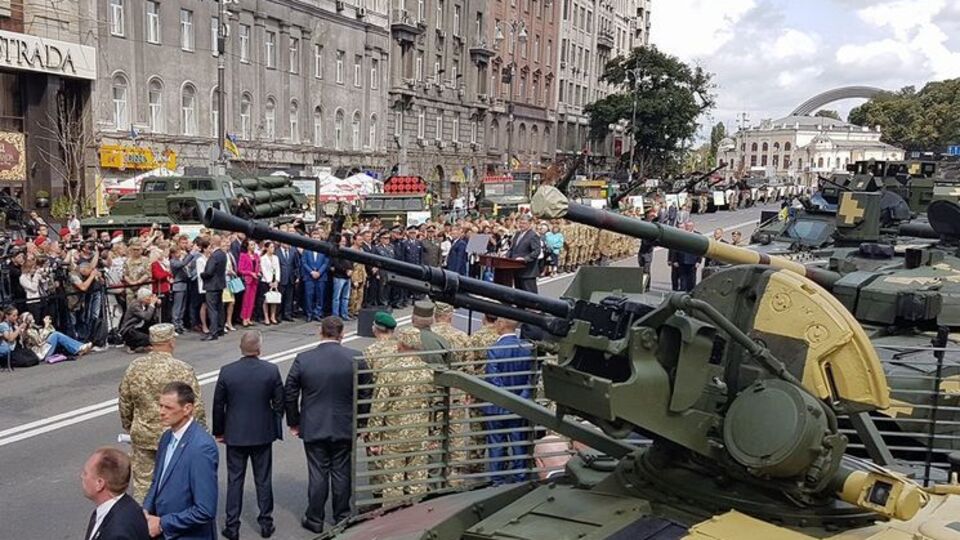23 августа в День государственного флага Порошенко посетил открытие выставки военной техники в Киеве