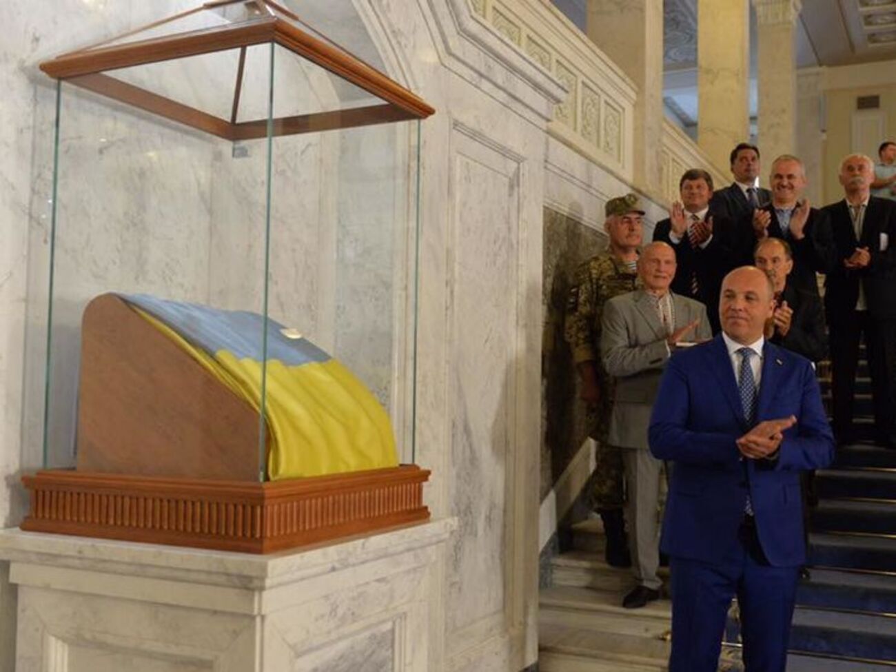 Головний прапор України зберігатимуть у центральному холі Верховної Ради