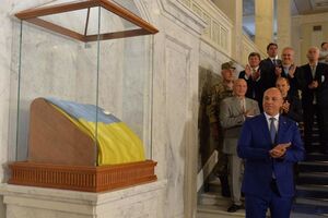 Главный флаг Украины будет храниться в центральном холле Верховной Рады