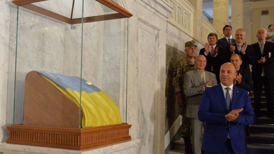 Головний прапор України зберігатимуть у центральному холі Верховної Ради