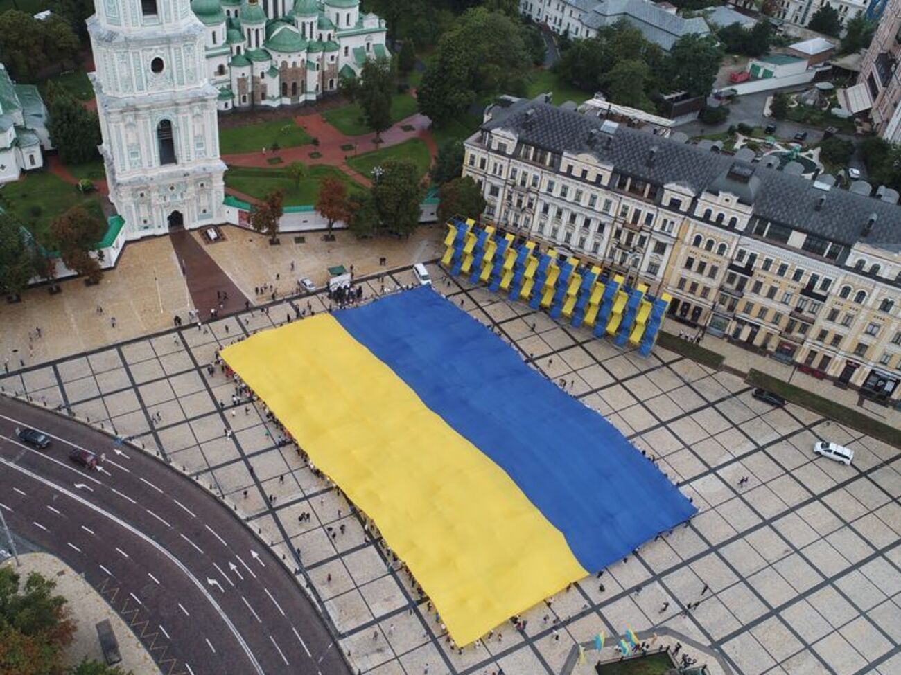 В Киеве развернули флаг Украины площадью 2400 м&sup2;