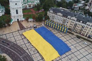 У Києві розгорнули прапор України площею 2400 м²
