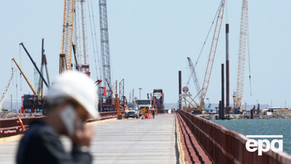 Знімальна група побувала на оглядових майданчиках мосту