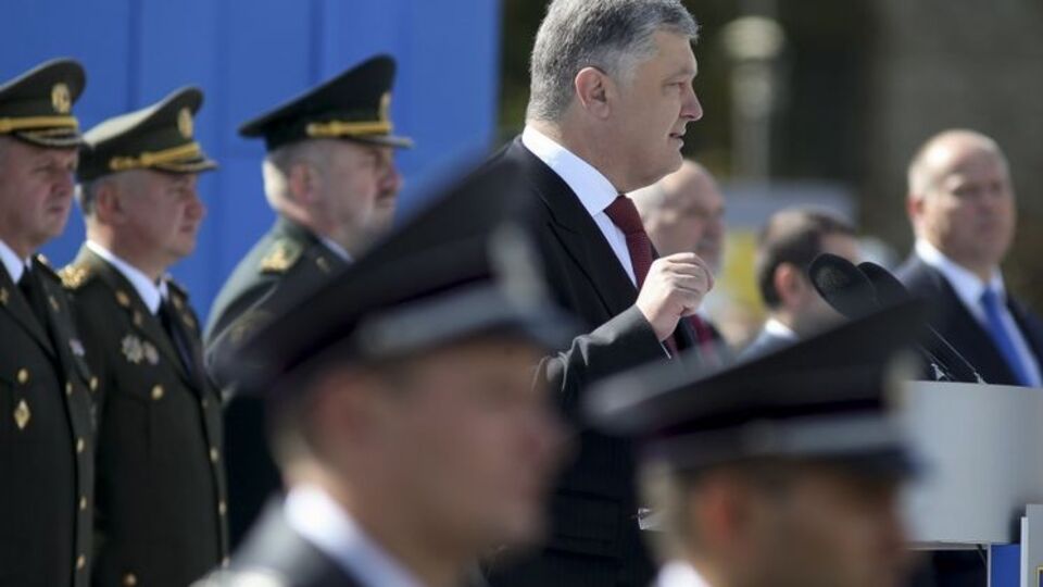 Порошенко: Це армія, яку підтримує весь український народ