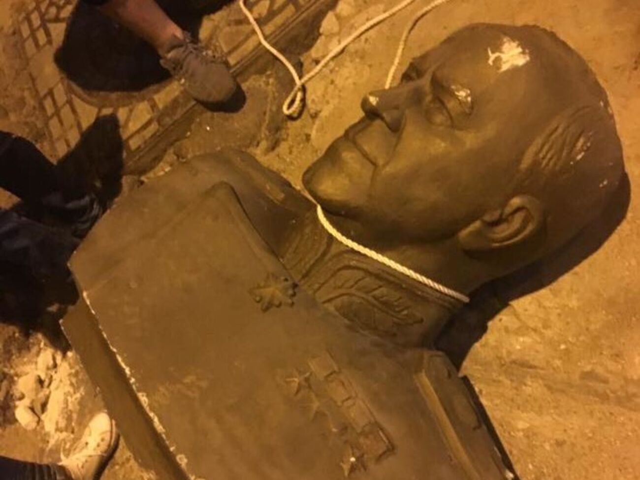 В Одессе повалили бюст Жукова