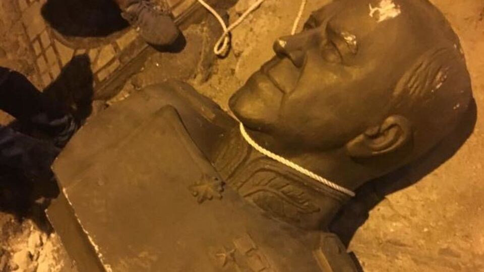 В Одессе повалили бюст Жукова