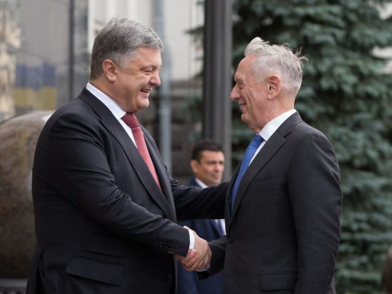 Порошенко зустрівся з Меттісом