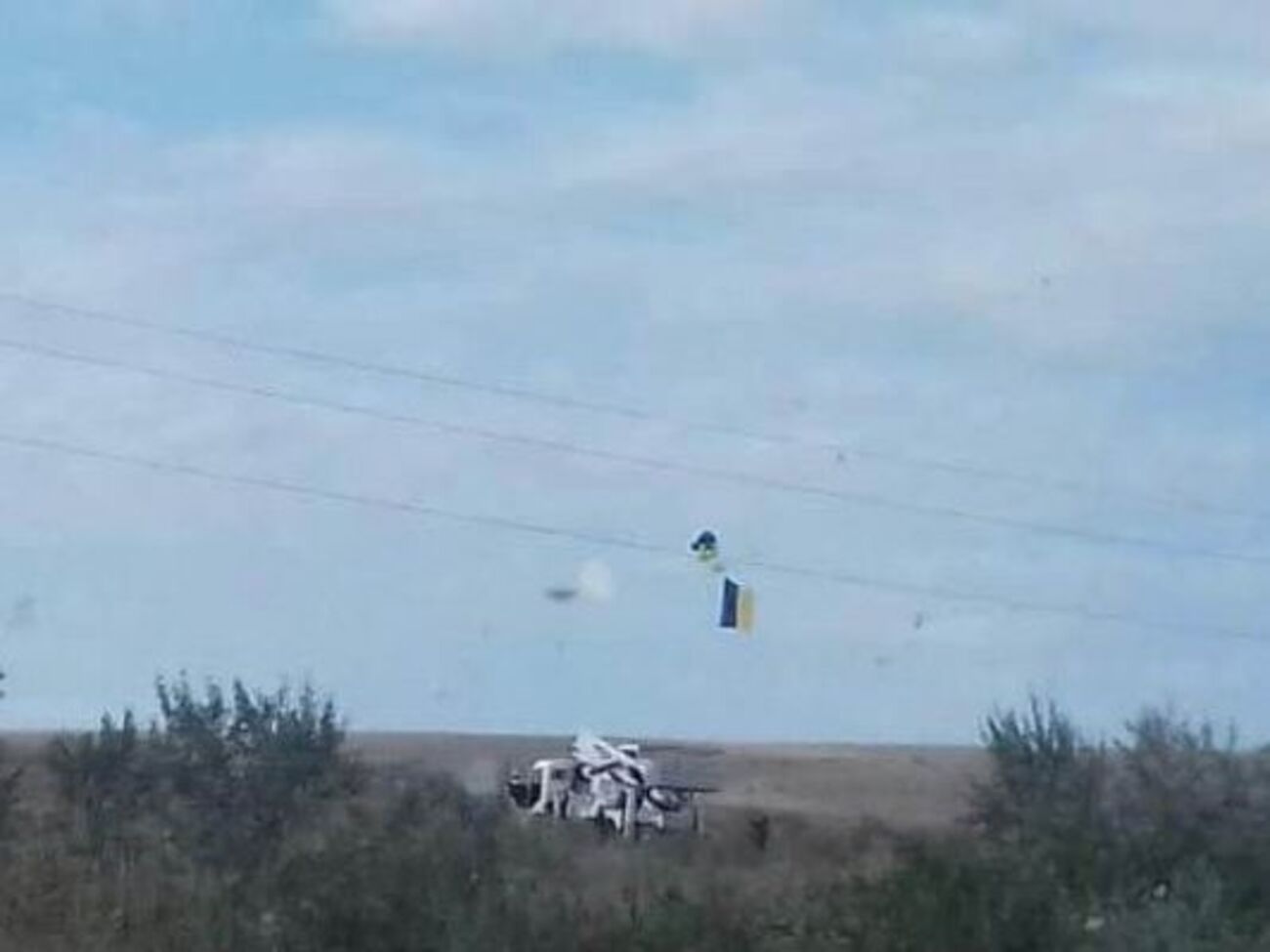 Флаг повесили на электропроводах