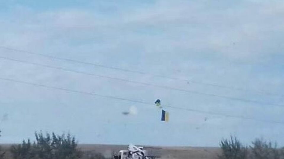 Прапор повісили на електродротах