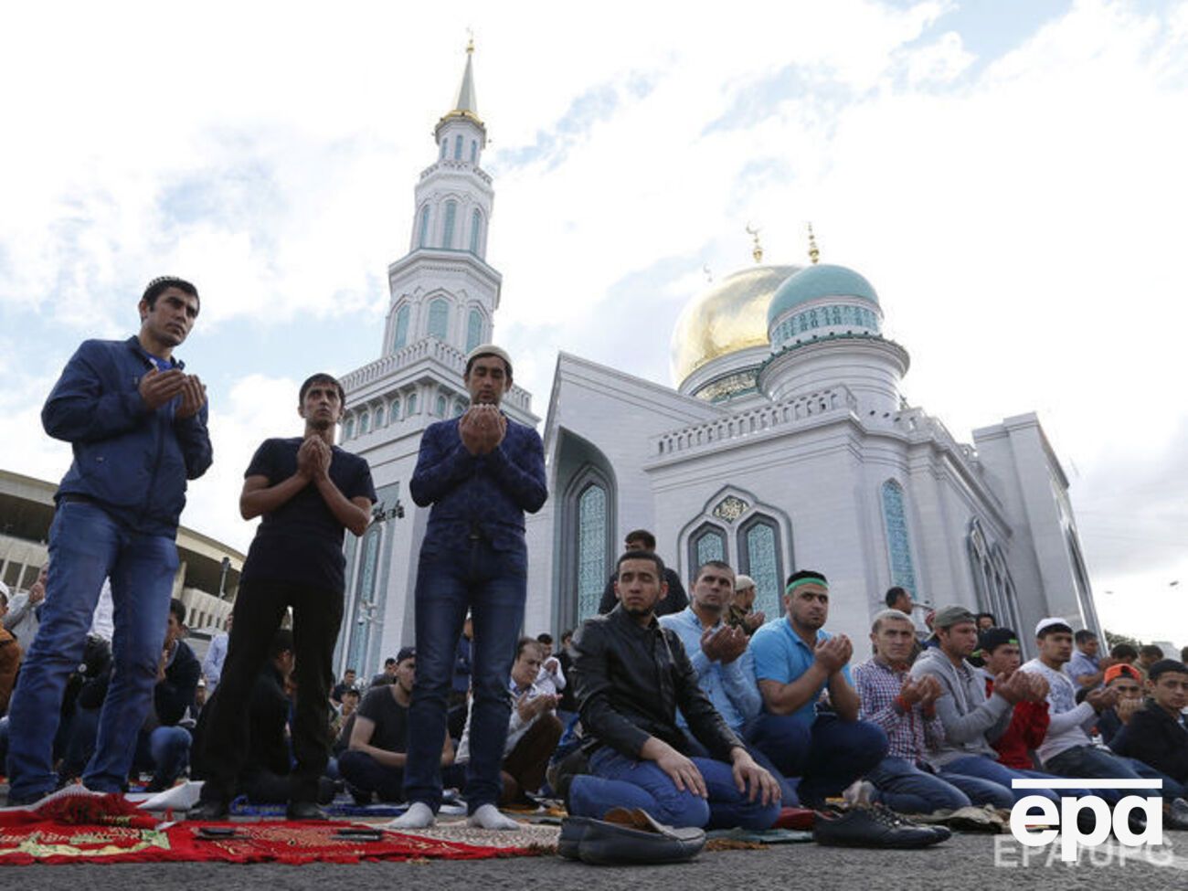 Школы расположены недалеко от московской соборной мечети