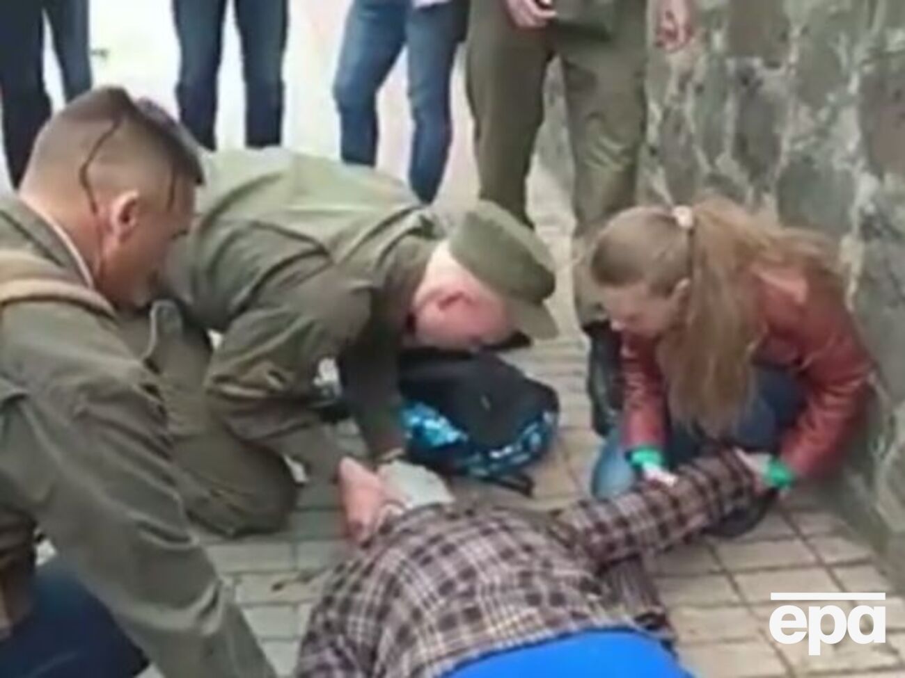 Постраждалій надають допомогу після вибуху