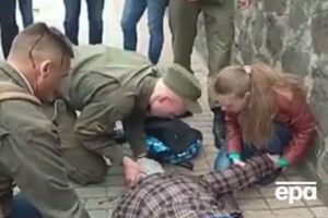 Постраждалій надають допомогу після вибуху