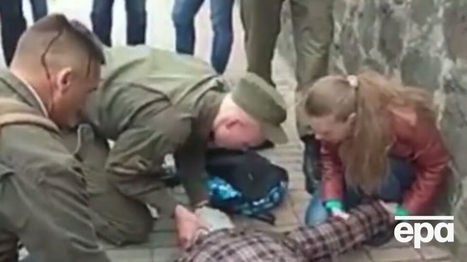 Постраждалій надають допомогу після вибуху