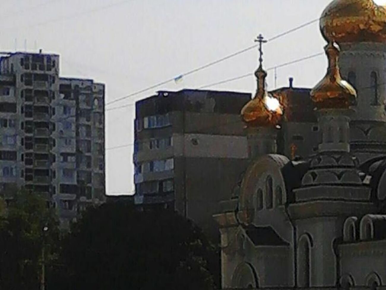 Український прапор вивісили на житловому багатоповерховому будинку в спальному районі Донецька