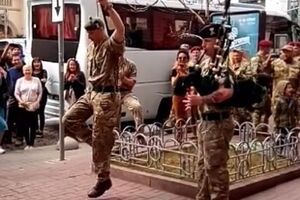 Солдат танцевал под сопровождение волынки