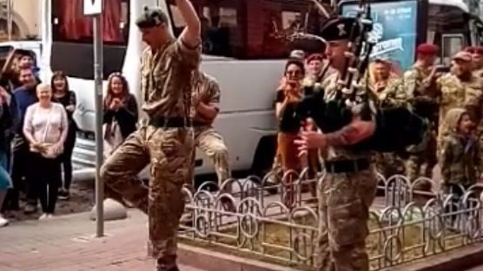 Солдат танцював під супровід волинки