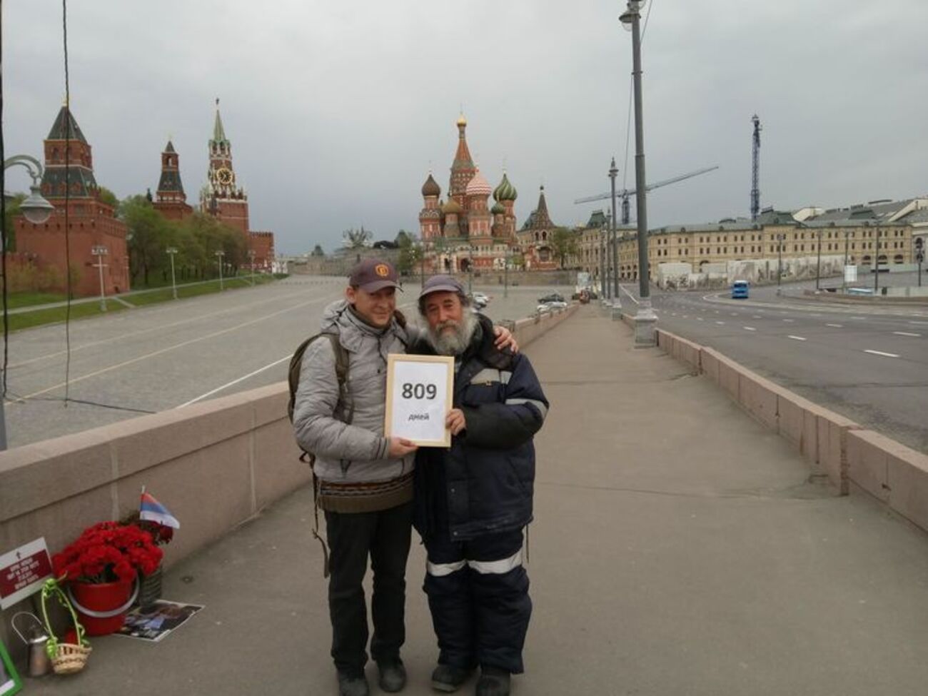 Иван Скрипниченко&nbsp;(слева) на мосту Немцова