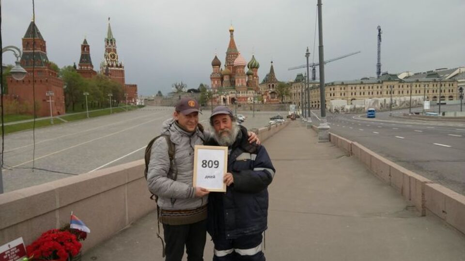 Іван Скрипниченко (ліворуч) на мосту Нємцова