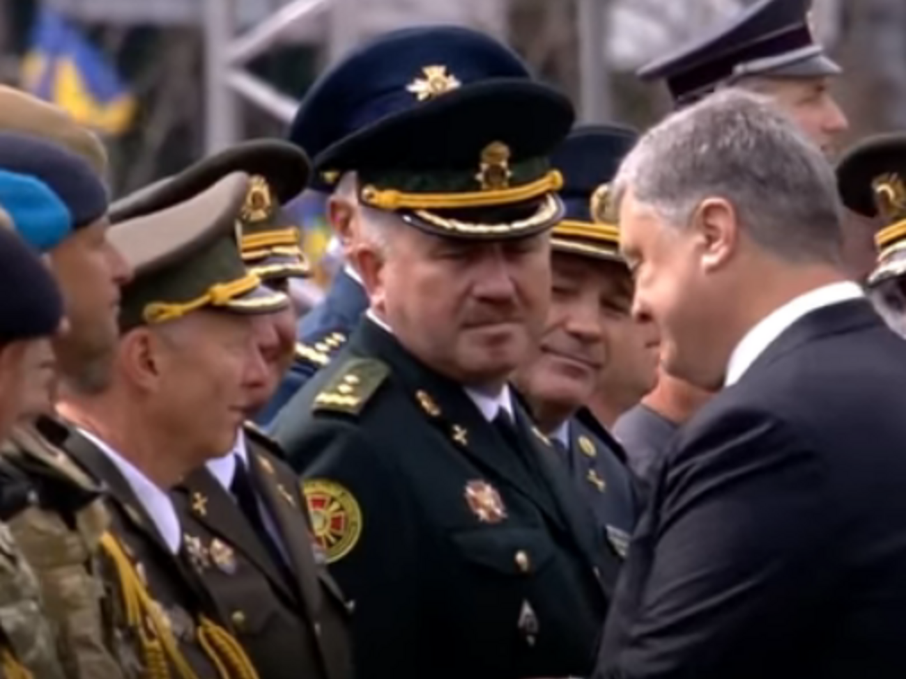 Президент прошел мимо Аллерова, продолжив общение с другими военными