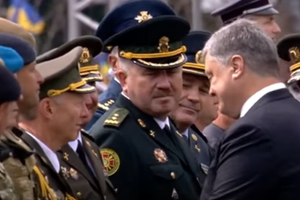 Президент прошел мимо Аллерова, продолжив общение с другими военными