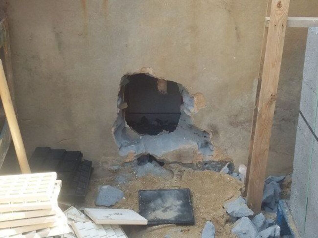 Злоумышленники вломились в магазин через дыру в стене