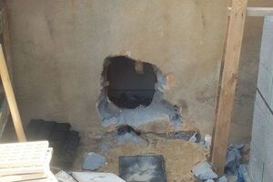 Злоумышленники вломились в магазин через дыру в стене