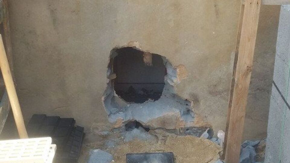 Зловмисники потрапили в магазин через дірку в стіні