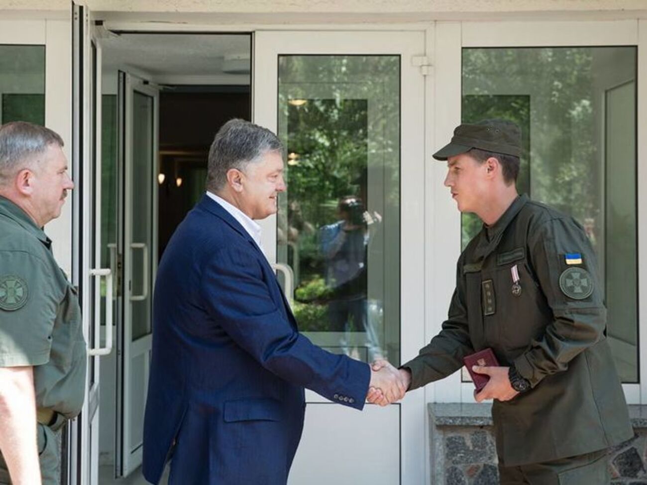 Порошенко нагородив нацгвардійця Сергія Добровольського