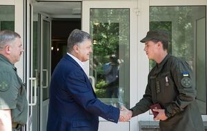 Порошенко наградил нацгвардейца Сергея Добровольского