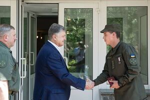 Порошенко нагородив нацгвардійця Сергія Добровольського