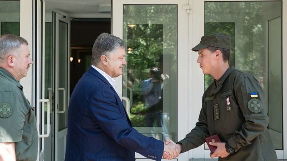 Порошенко нагородив нацгвардійця Сергія Добровольського