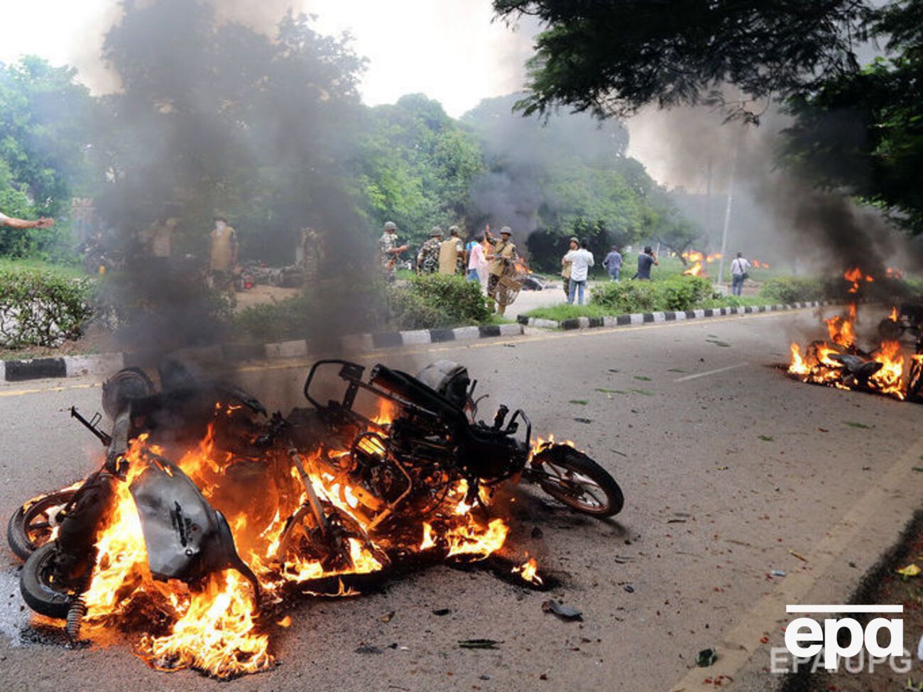 Протестующие совершили ряд поджогов
