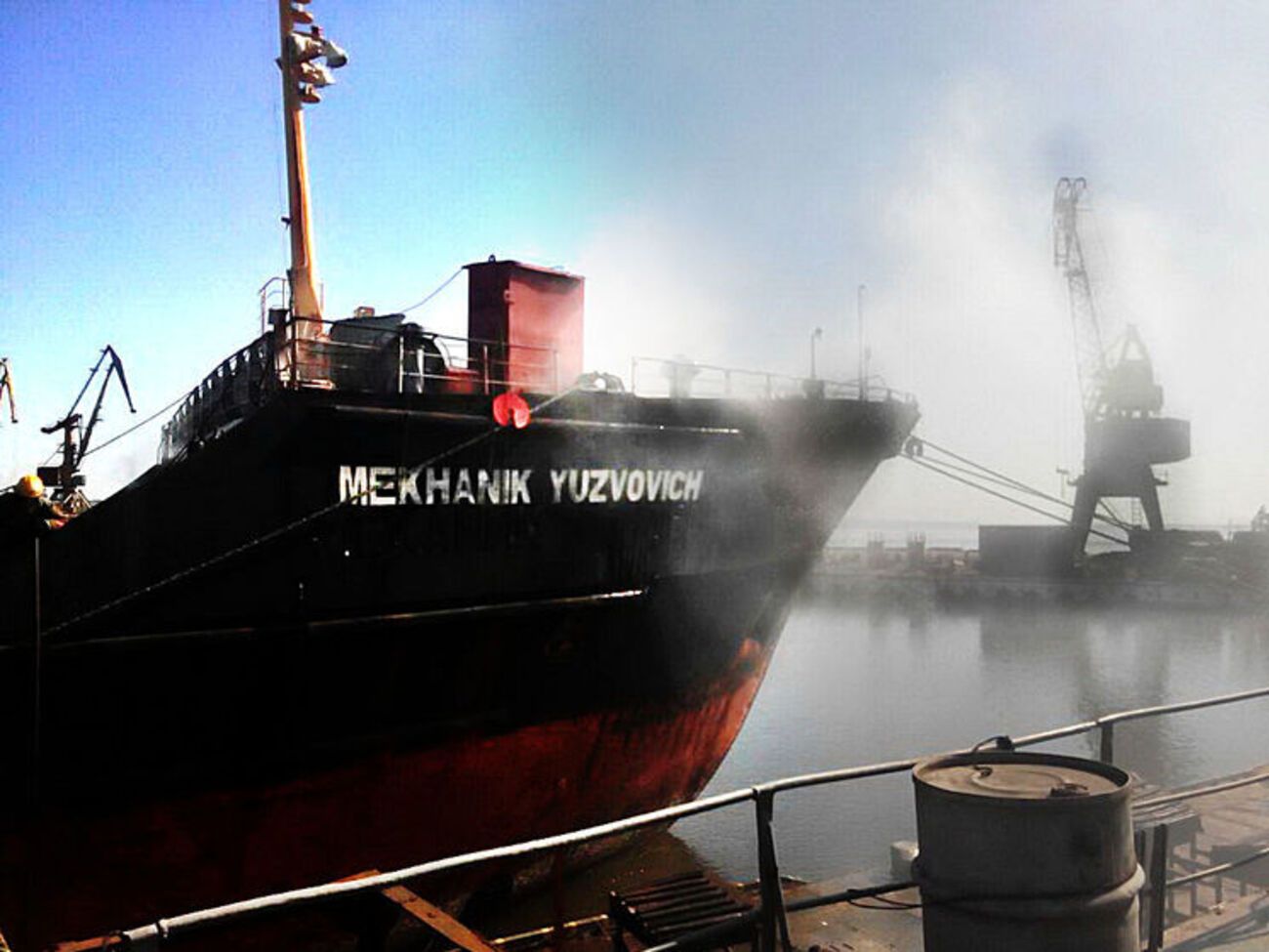 Спасатели ликвидировали пожар на теплоходе в Мариуполе за 15 минут