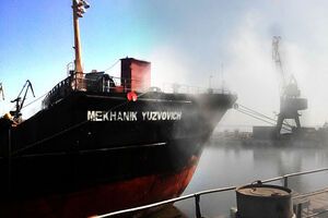 Спасатели ликвидировали пожар на теплоходе в Мариуполе за 15 минут