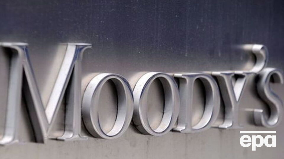 У Moody's зазначили, що рейтинг підвищили лише на одну відмітку, оскільки протягом наступних кількох років Україна зіштовхнеться "з важким тягарем обслуговування зовнішнього боргу"