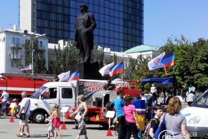 В окупованому Донецьку святкують День міста. Фоторепортаж