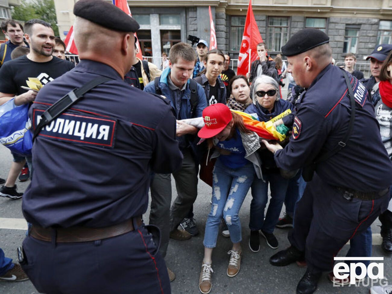 Полиция задержала участников митинга "За свободный интернет" с ЛГБТ-символикой