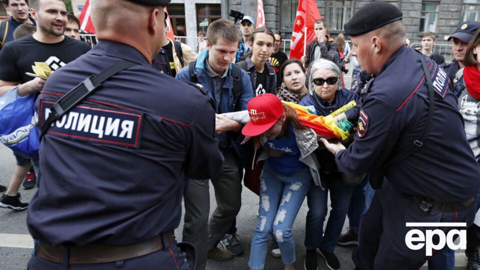 Поліція затримала учасників мітингу "За вільний інтернет" з ЛГБТ-символікою