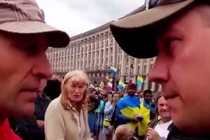 Журналист Константин Лохвицкий (справа) поспорил со сторонником президента Украины по имени Петр Алексеевич