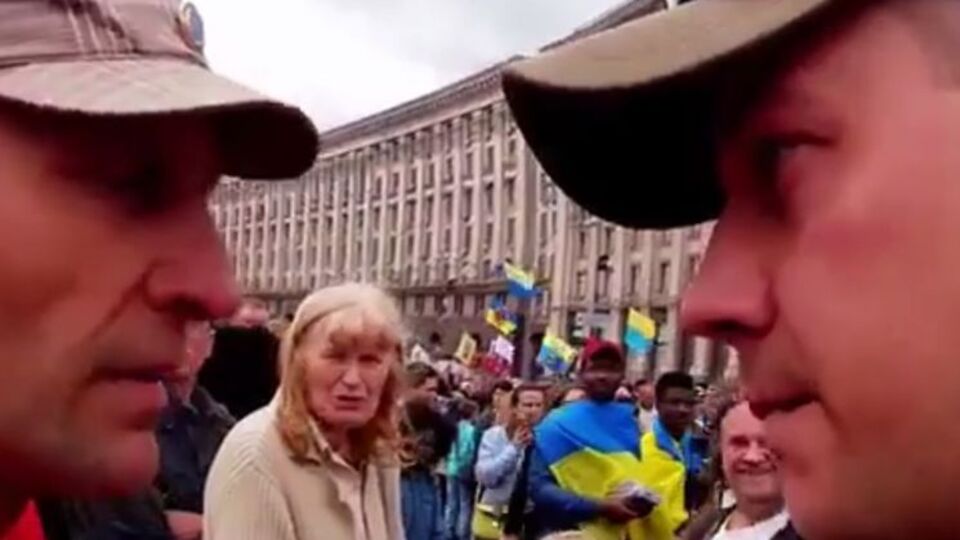 Журналіст Костянтин Лохвицький (праворуч) посперечався із прихильником президента України на ім'я Петро Олексійович