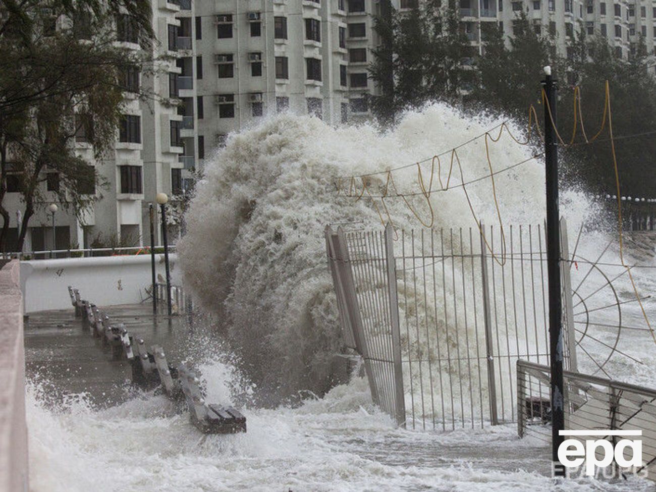 Шторм приближается к Гонконгу