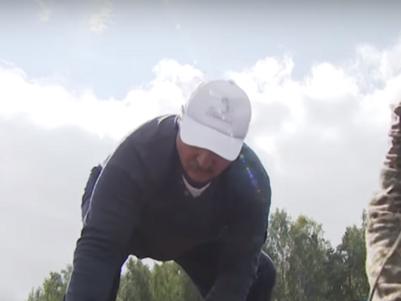 Лукашенко з сином збирали картоплю