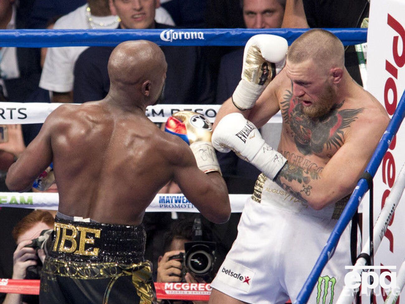 Мейвезер (слева) победил техническим нокаутом